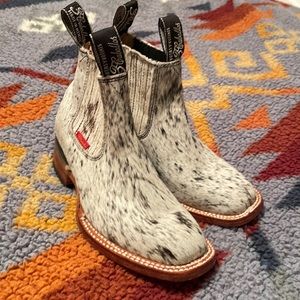 NWOT Cowhide Girls Booties